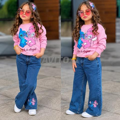Jean et sweat et lunettes et chaussures