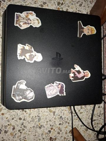 PS4 Slim 500 Go, 2 manettes originales, 4 jeux tous originaux - 2