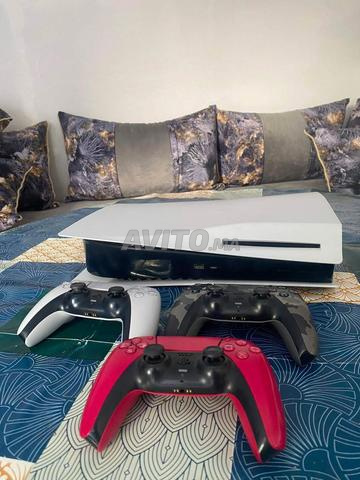 PS5 avec 3 manettes - 2