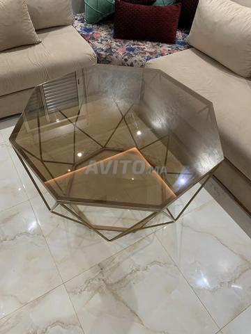 طاولة صالون عصرية فاخرة – زجاج بهيكل ذهبي هندسي - 2