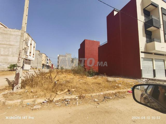أرض 100 متر، طابق أرضي + طابقين، واجهتان، إطلالة جيدة، حي هادئ.