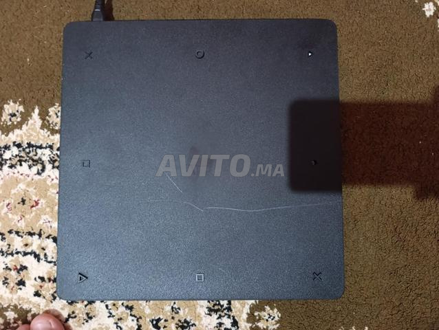 PS4 SLIM 1T avec 8 jeux vidéo négociable - 2