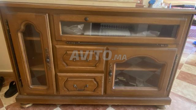 طاولة تلفزيون خشبية صلبة