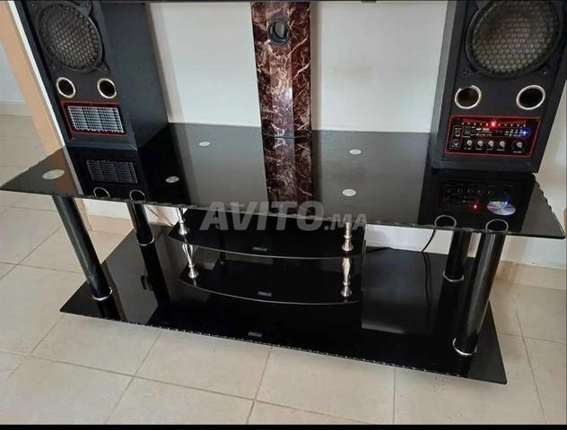 Table pour TV à vendre, encore neuve, avec ses pieds.