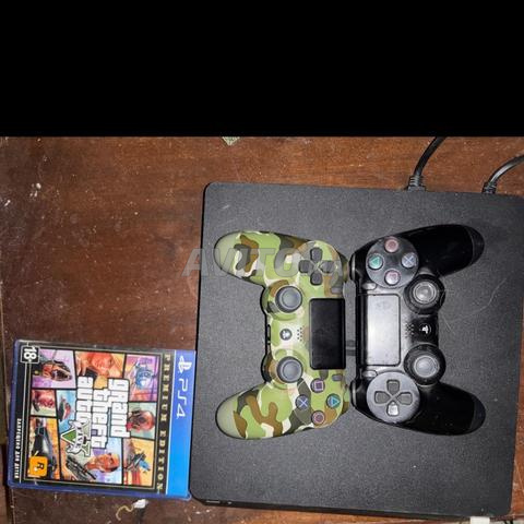 PS4 Slim 1T avec deux manettes originales et GTA5, fc26
