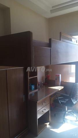 2 lits superposés avec bureau et armoire intégrés. - 2