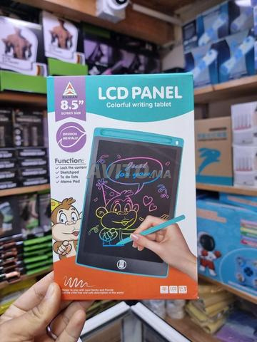 Tableaux d'écriture LCD couleur à vendre en différentes tailles.