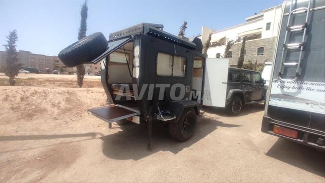 جيب رانجلر صحراء مع مقطورة للطرق الوعرة