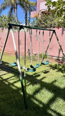 أرجوحة معدنية بأربع مقاعد للأطفال