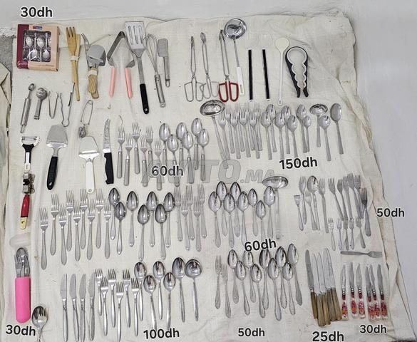 Assortiment varié de cuillères, fourchettes et couteaux