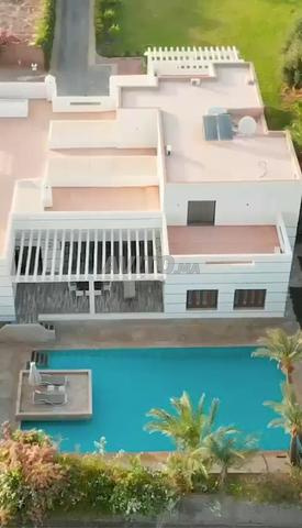 Villa dans la résidence fermée et sécurisée Jannat Ezzaitoune