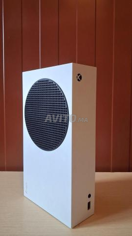 XBOX Series S مع وحدتي تحكم وألعاب - 2