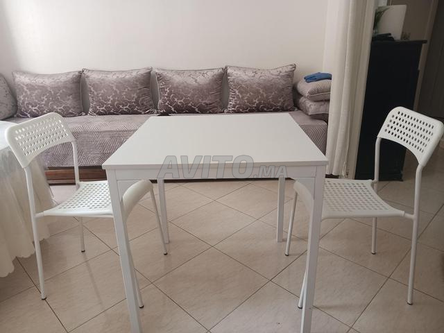 Table à manger avec 2 chaises. - 2