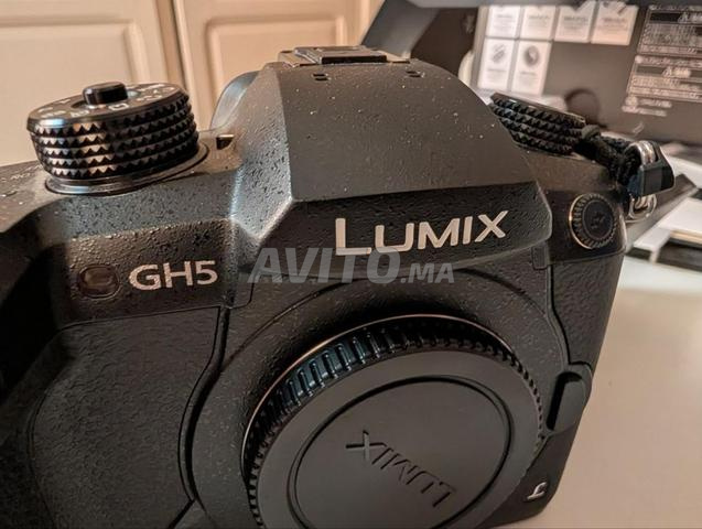 Panasonic GH5 avec objectifs et accessoires
