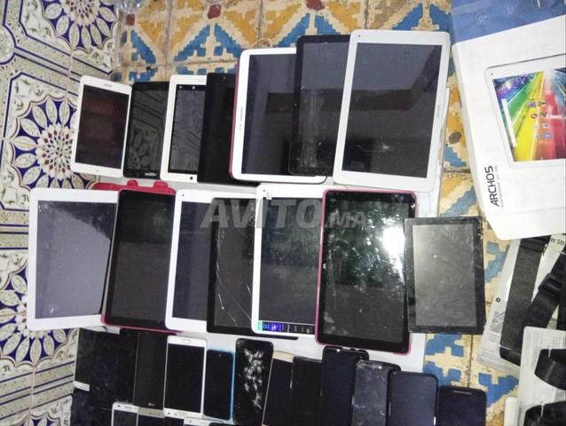 Ensemble de téléphones, certains fonctionnels, d'autres cassés, etc. - 2
