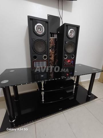 Table pour TV à vendre, encore neuve, avec ses pieds. - 2
