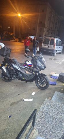 Moto de la catégorie mbica Adv 160i - 2
