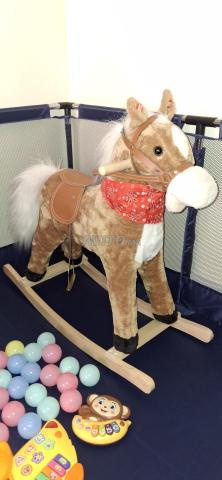 حصان هزاز 🐎 للتأرجح للأطفال من 2 إلى 5 سنوات مع الموسيقى