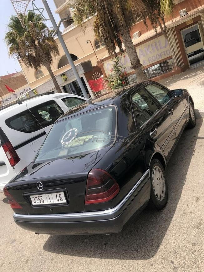 سيارة من نوع ميرسيدس 220 مستعملة  