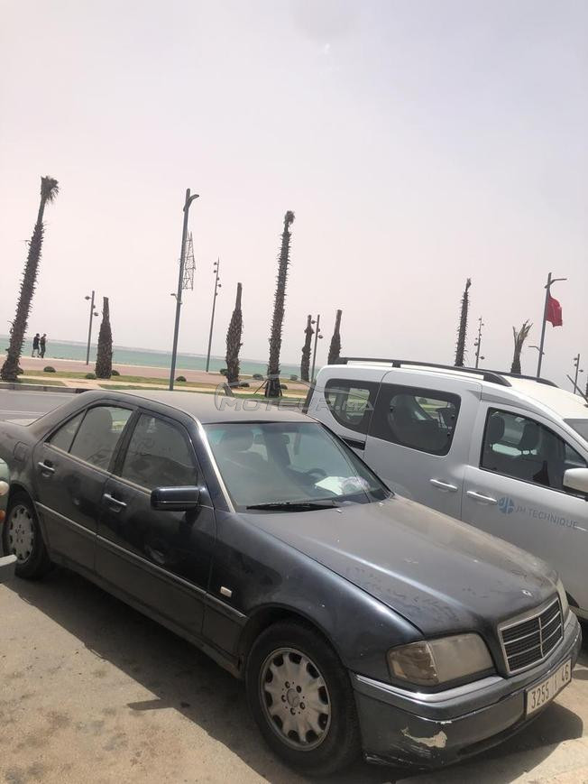 سيارة من نوع ميرسيدس 220 مستعملة  