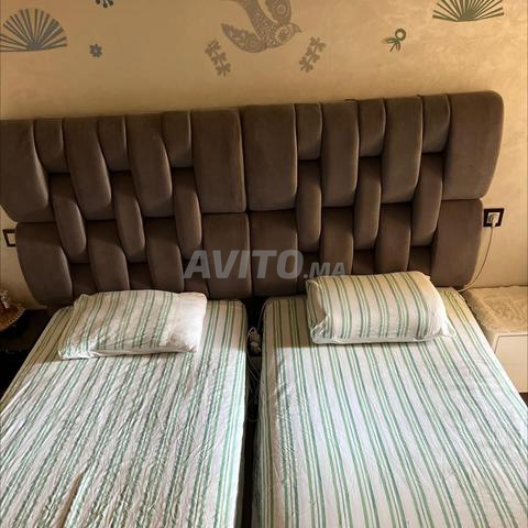 Deux lits avec leurs matelas en très bon état