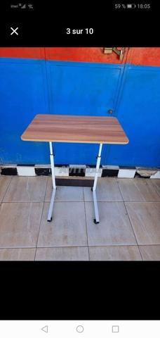 Bureau d'appoint mobile et réglable en hauteur, couleur bois