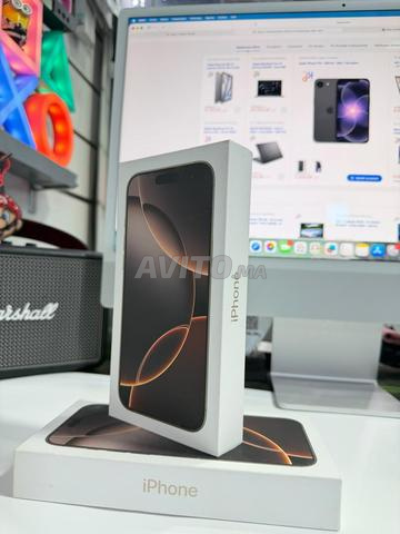 iPhone 16 Pro Max 256GB - Noir / Titane Désert - 2