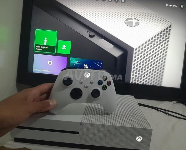 Xbox One S 1To مع يد تحكم Xbox Series X|S