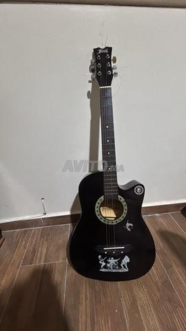 Guitare acoustique noire