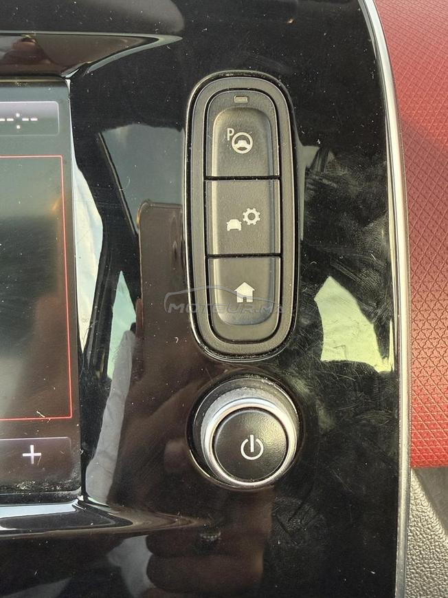 Clio4 Auto 2017 ImportéeNeuve Parking Auto et Toit