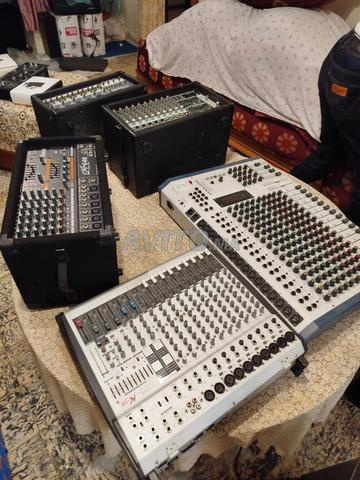 Plusieurs systèmes de sonorisation et amplis