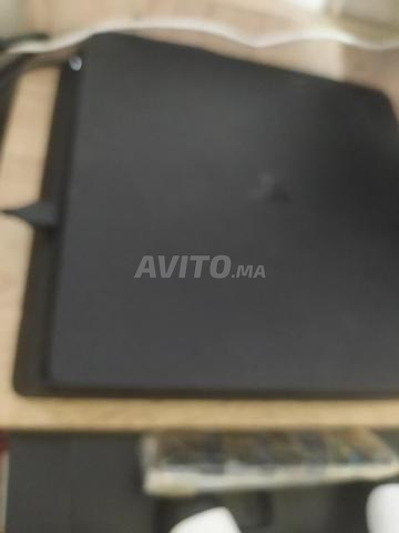 PS4 slim avec deux manettes et 7 CD - 2