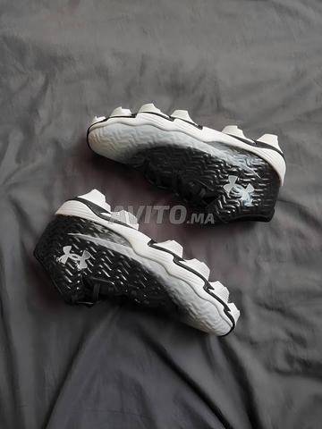 حذاء Under Armour أسود وأبيض - مقاس 38.5 - 2