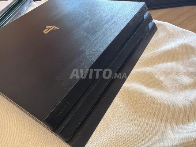 PS4 PRO état neuf avec 2 manettes et 5 CD - 2