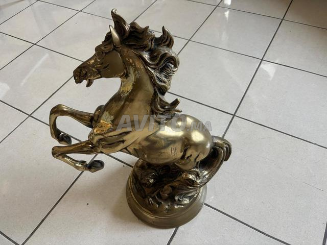 زوج من تماثيل الخيول الفنية من النحاس
