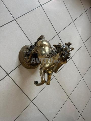 زوج من تماثيل الخيول الفنية من النحاس - 2