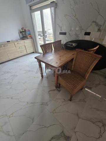 Une table à manger avec 4 chaises - 2