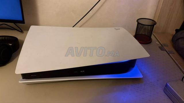 PS5 avec 2 manettes, un casque Razer et écran - 2