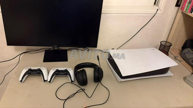 بلاي ستيشن 5 مع وحدتي تحكم، سماعة رأس Razer وشاشة