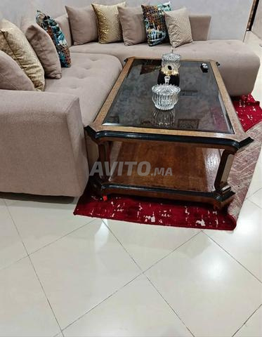 طاولة قهوة فاخرة بتصميم عصري وراقي. - 2