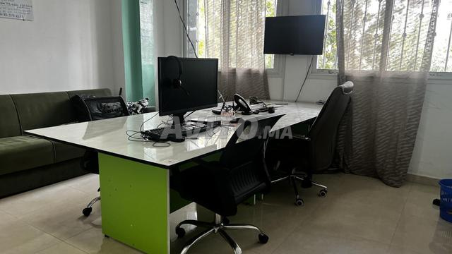 مكتب مغلق ومساحة عمل مشتركة