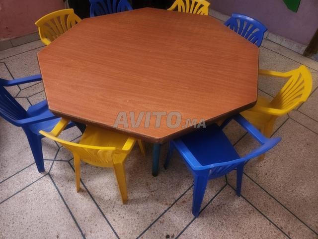 Table octogonale et chaises en plastique pour jardin d'enfants