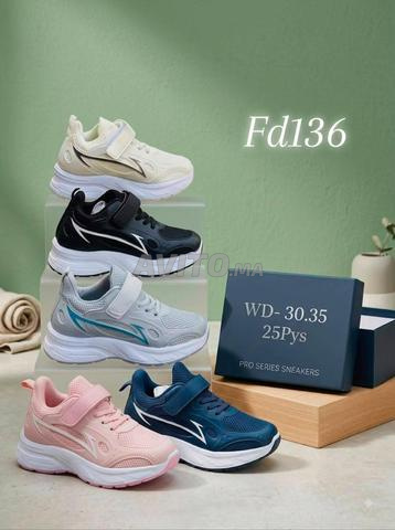 Vêtements pour enfants et baskets pour enfants de couleurs variées - 2