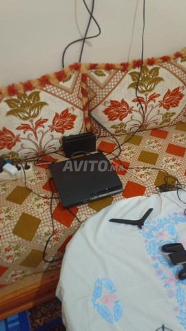 PS3 avec 2 manettes et volant. Prix négociable. - 2