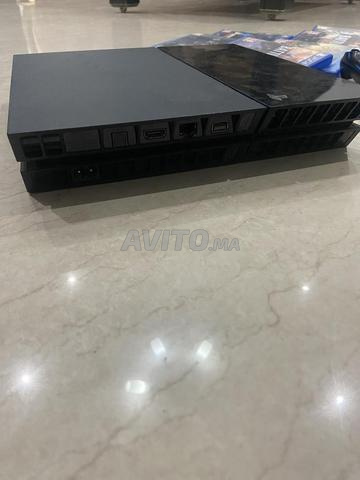 PS4 Pro avec 2 manettes originales et des CD