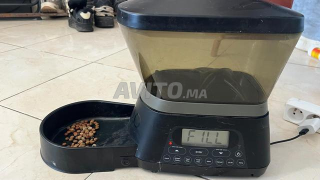 موزع طعام أوتوماتيكي للقطط والكلاب - 2