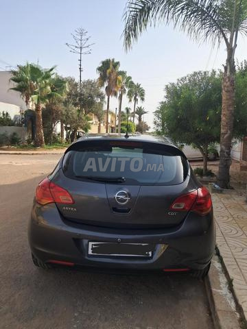 Opel Astra très bon état 2012 - 2