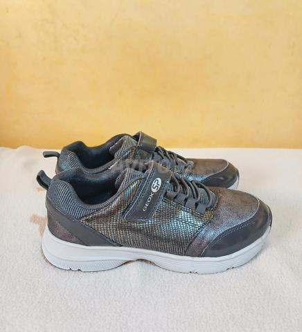 حذاء رياضي للبنات Geox مقاس 35
