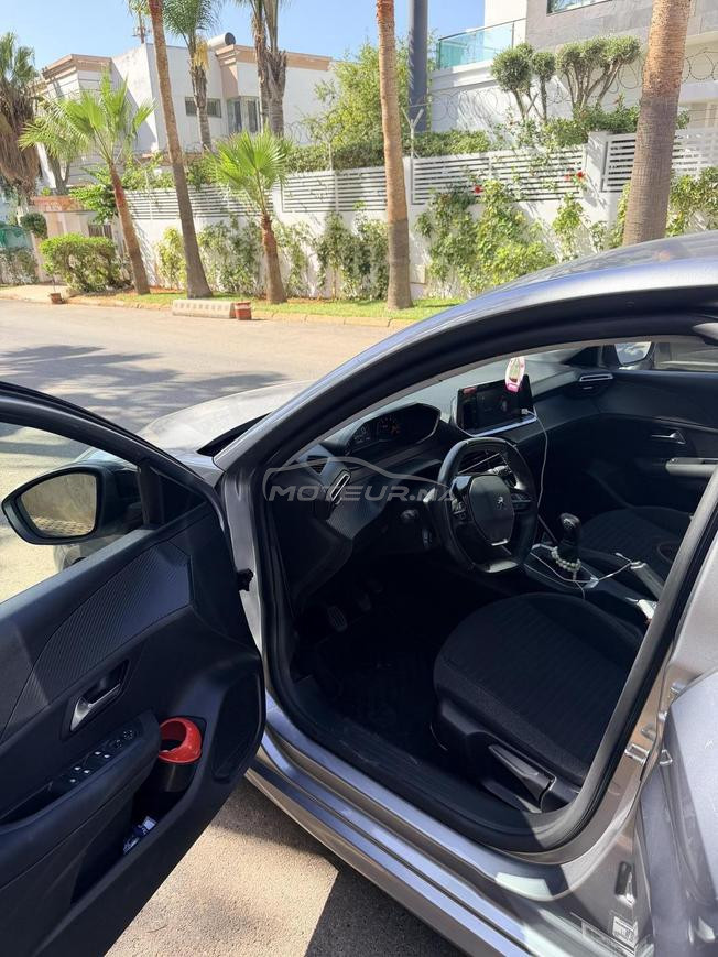 À vendre Peugeot 208 diesel en excellent état.