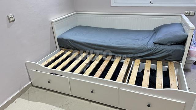 Lit ikea avec matelas et table de nuit - 2